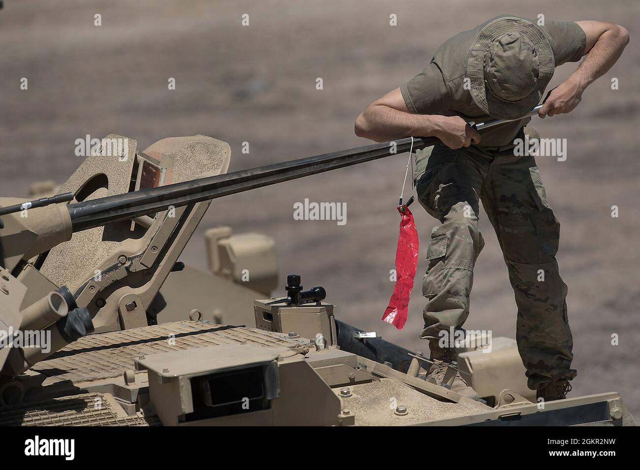 Preparandosi per le armi da fuoco con i veicoli Bradley Fighting dell’unità, gli equipaggi ingegneri iniziano la mattina preparandosi per le qualifiche da sparo. Continuando la formazione annuale con la Guardia Nazionale dell'Esercito dell'Idaho sul centro di addestramento di combattimento di Orchard, il Battaglione 116th Brigade Engineer è arrivato sul campo a metà giugno, impegnando diversi esercizi chiave per affinare le loro abilità di unità e missione. Il 116esimo Battaglione Ingegnere Brigata abilita la 116esima squadra di combattimento Brigata Cavalry con ingegneri, intelligence militare e risorse di comunicazione. L'unità ha sede a Twin Falls, Idaho e ha unità di ingegneria Foto Stock