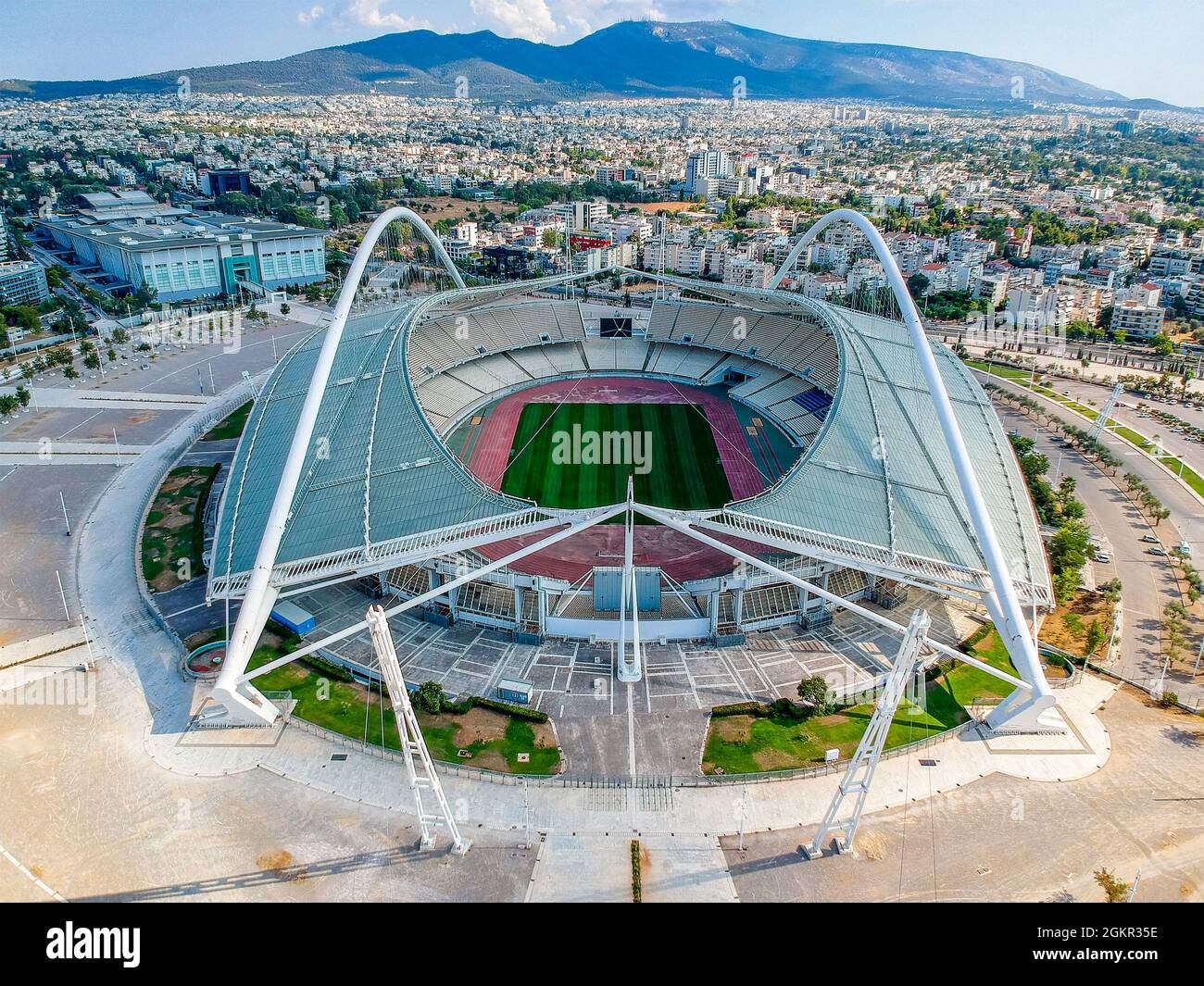 Iconica vista aerea sullo stadio olimpico OAKA di Atene, Grecia, progettato da Santiago Calatrava con splendide nuvole e cielo blu a Marousi, Athe Foto Stock