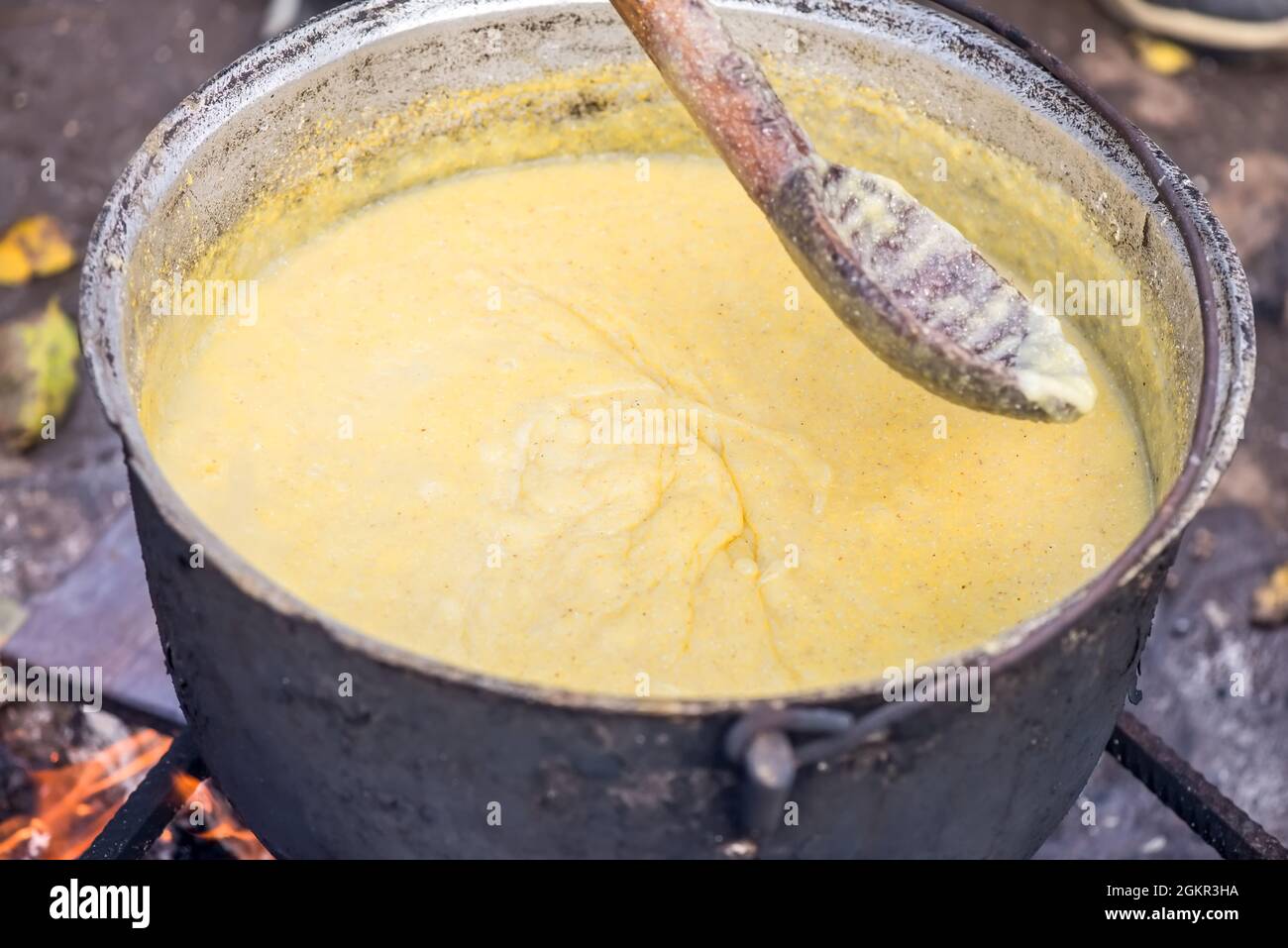 Polenta preparata in una grande pentola con fuoco e bosco Foto stock - Alamy