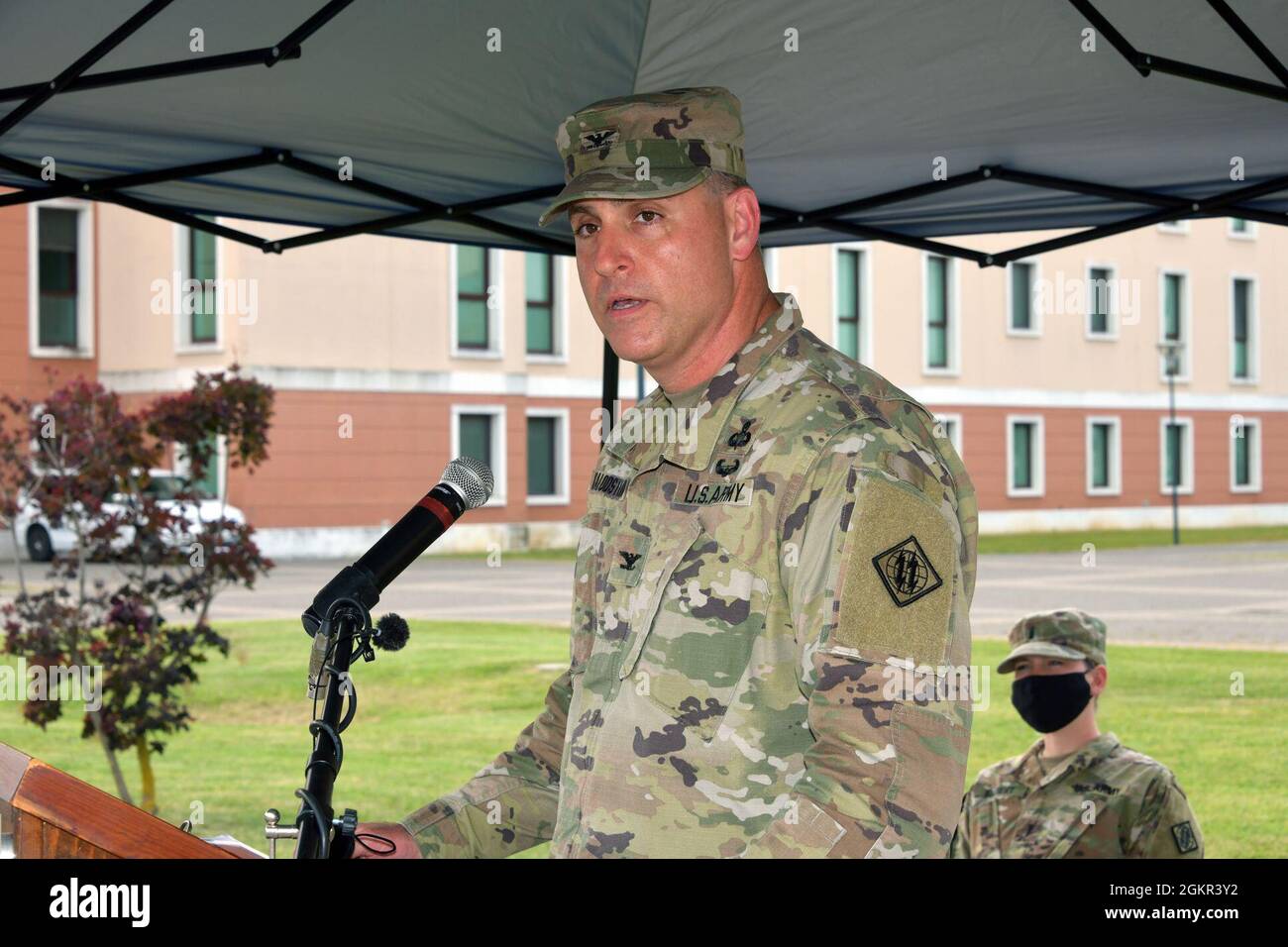 Michael R. Kaloostian, comandante della seconda Brigata del segnale teatrale, fornisce osservazioni durante la 509a cerimonia di cambio di comando del Battaglione del segnale strategico sotto la condizione di prevenzione di Covid-19 a Caserma del DIN, Vicenza, Italia 17 giugno 2021. Foto Stock