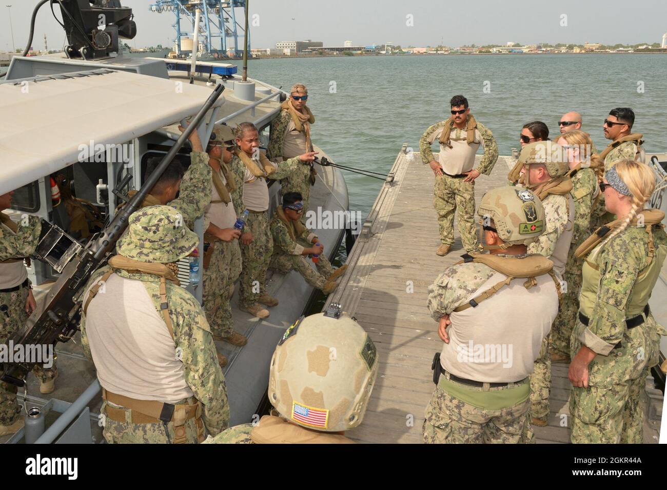 GULF OF TADJOURA (17 giugno 2021) il Mate Kenneth Dequena, capo della Marina statunitense di Boatswain, un leader di pattuglia della sicurezza marittima espeditativa Squadron Eleven (MSRON-11), con sede a Camp Lemonnier, Conduce un briefing di missione per raccogliere quattro sopravvissuti salvati da un peschereccio bloccato e prelevati da USNS Patuxent (T-AO-201) il 17 giugno 2021. I quattro pescatori somali sono stati bloccati in mare dopo un guasto meccanico e sono stati privi di cibo o acqua per diversi giorni prima che Patuxent li trovasse. Camp Lemonnier è un'installazione operativa che consente alle forze nazionali statunitensi, alleate e partner di essere dove e quando Foto Stock