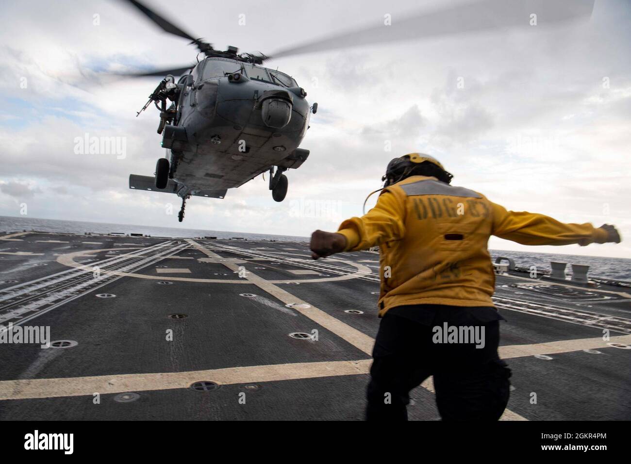 210617-N-CZ893-1141 OCEANO PACIFICO (17 giugno 2021) Boatswain's Mate 1st Class Mercedes Logan, nativo di Newark, New Jersey, guida un falco marino MH-60S, assegnato a Helicopter Sea Combat Squadron (HSC) 4, sul ponte di volo del cacciatorpediniere di classe Arleigh Burke USS Howard (DDG 83), 17 giugno 2021. Howard sta attualmente conducendo operazioni marittime di routine nella terza flotta statunitense. Foto Stock