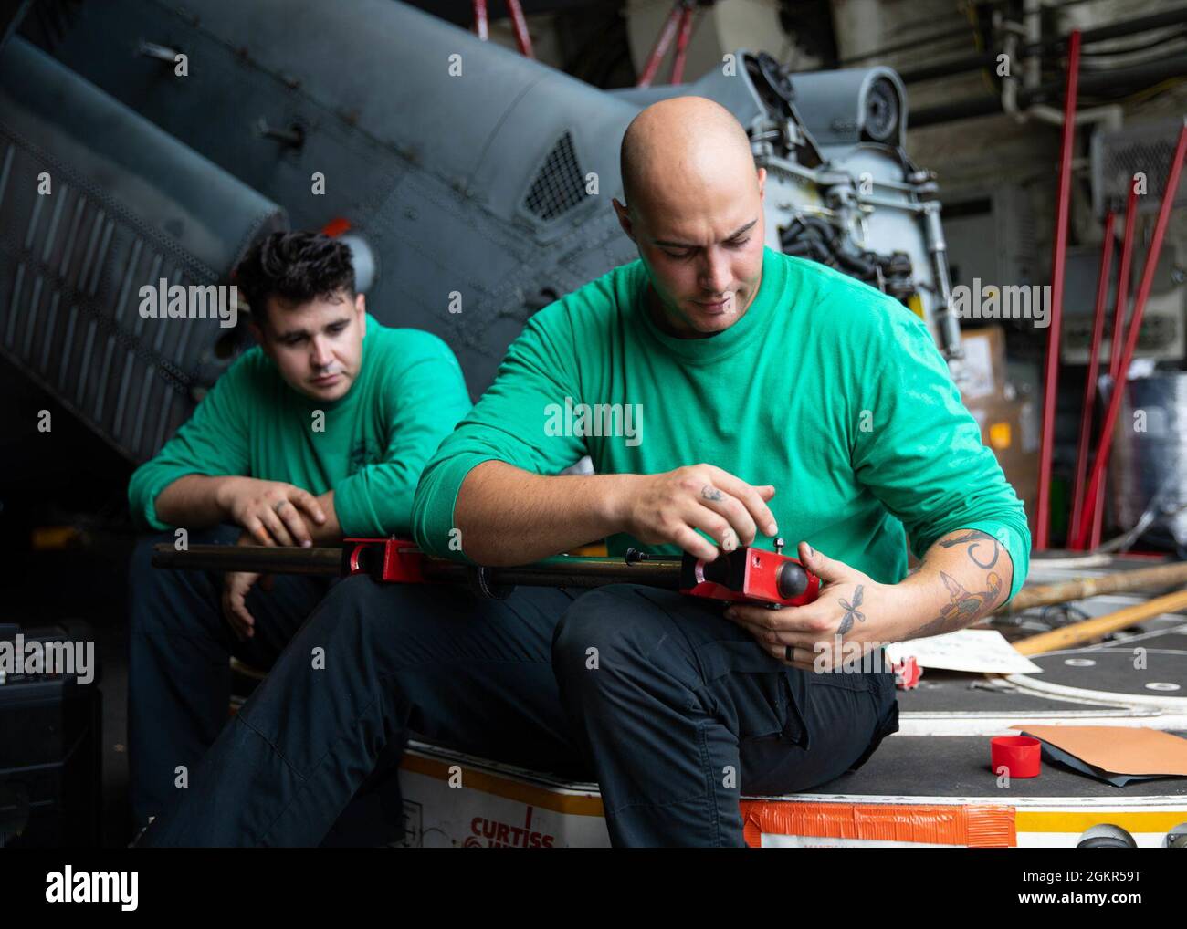 210617-N-RL695-1009 PONCE, PORTO RICO - (17 GIUGNO 2021) -- Aviation Electronics Technician 2a classe James Krnc, a sinistra, e Aviation Machinist Mate 2a classe Andrew Childress, assegnato ai “Sea Knights” di Helicopter Sea Combat Squadron (HSC) 22, distaccamento 3, eseguire la manutenzione su un elicottero rotore pala crutch nella zona di missione aerea (AMZ), 17 giugno 2021. Sioux City è schierata nell'area operativa della 4th Fleet degli Stati Uniti per sostenere la missione della Joint Interagency Task Force South, che include missioni di lotta contro il traffico illecito di droga nei Caraibi e nell'Oceano Pacifico orientale. Foto Stock