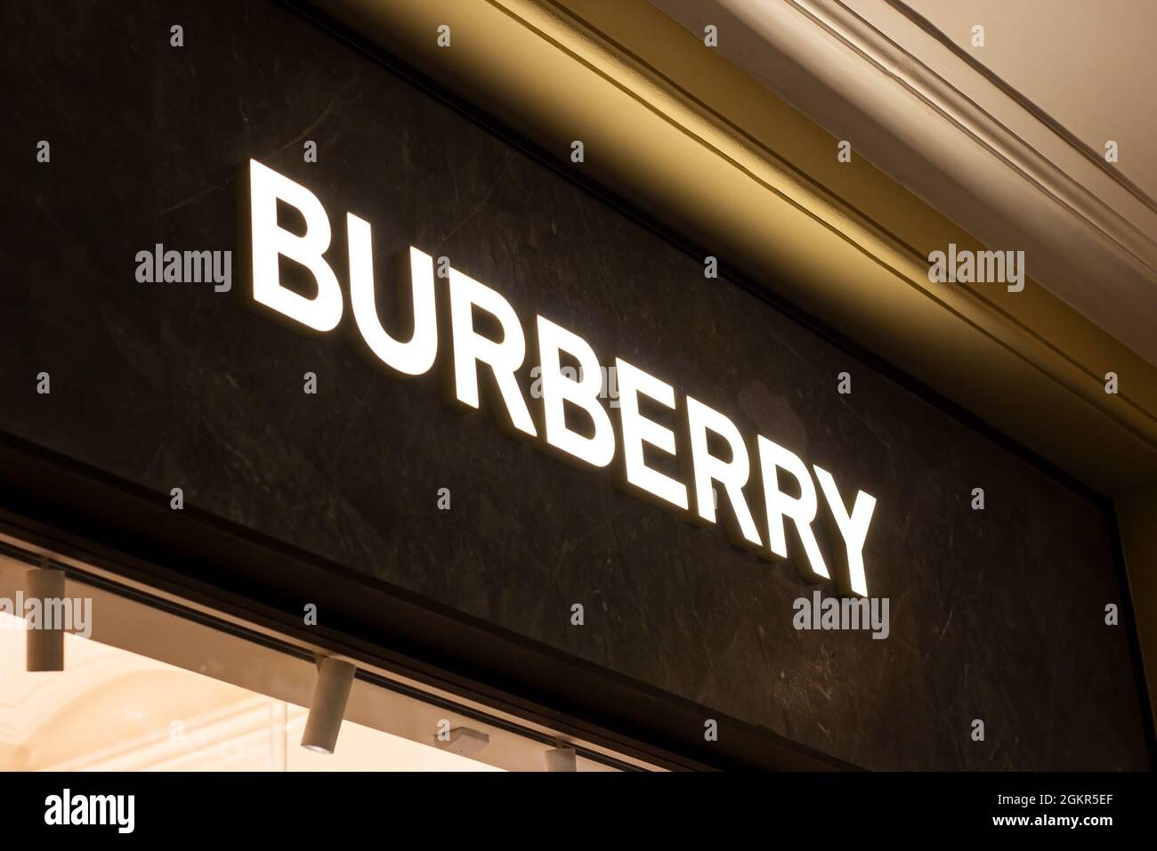 MOSCA, RUSSIA - 10 AGOSTO 2021: Logo del negozio al dettaglio di marca Burberry singboard sul negozio nel centro commerciale. Foto Stock