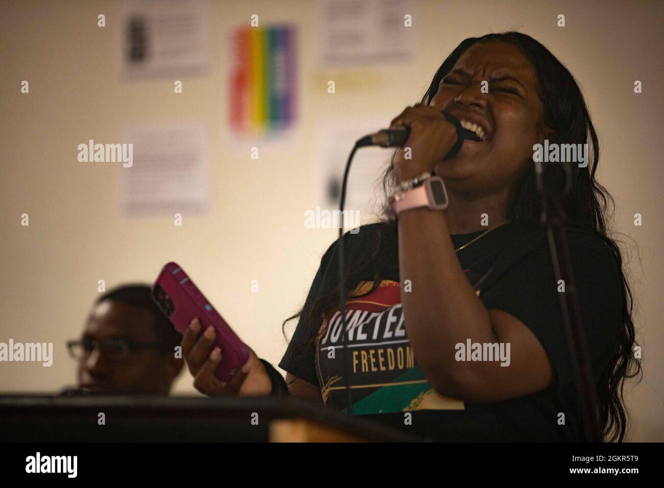 210617-N-LZ839-1025 PORTSMOUTH, VIRGINIA. (Giugno, 17, 2021) - Logistics Specialist 2nd Class Tajana Brown, assegnato alla nave d'assalto anfibio USS Bataan (LHD 5), canta durante la celebrazione inaugurale della Giunetseicesima sui ponti di mess della chiatta, 17 giugno 2021. Bataan è in porto presso il cantiere navale General Dynamics NASSCO per una disponibilità di manutenzione. Foto Stock