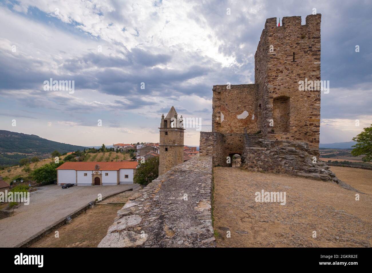Mogadouro, Portogallo - 26 agosto 2021 : il Castello di Mogadouro, a Trás-os-Montes, si trova nella parrocchia, comune e comune di Mogadouro, Brag Foto Stock