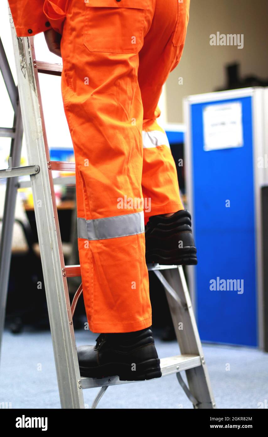 Un paio di stivali gialli in gomma utilizzati dai lavoratori, per il giardinaggio e tutte le attività in luoghi umidi per proteggere i piedi dallo sporco e dalle sostanze chimiche nocive Foto Stock