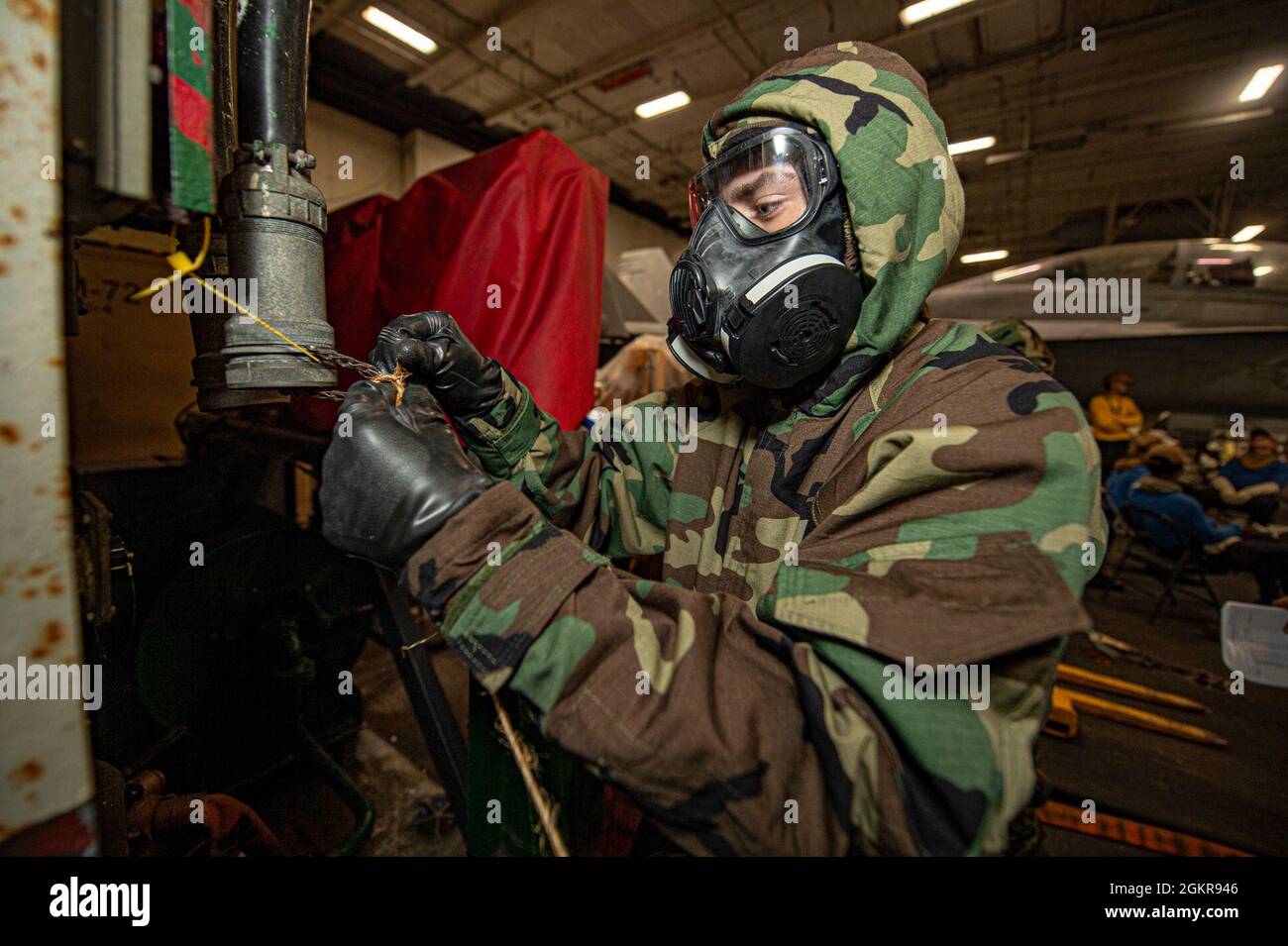 210618-N-IG124-1020 OCEANO ATLANTICO (18 giugno 2021) Aviation Electronics Technician 3rd Class Michael Tofalo, di Boston, utilizza la linea per simulare un'area contaminata durante un'evoluzione di formazione generale nella baia di hangar della portaerei di classe Nimitz USS Harry S. Truman (CVN 75) Durante la TSTA (Tailored Ship’s Training Availability) e il FEP (Final Evaluation Problem). Harry S. Truman, con la compagnia aerea imbarcata Air Wing 1, sta conducendo TSTA e FEP per valutare la loro capacità di condurre missioni di combattimento, supportare le funzioni e sopravvivere a complesse situazioni di controllo delle vittime in preparazione Foto Stock