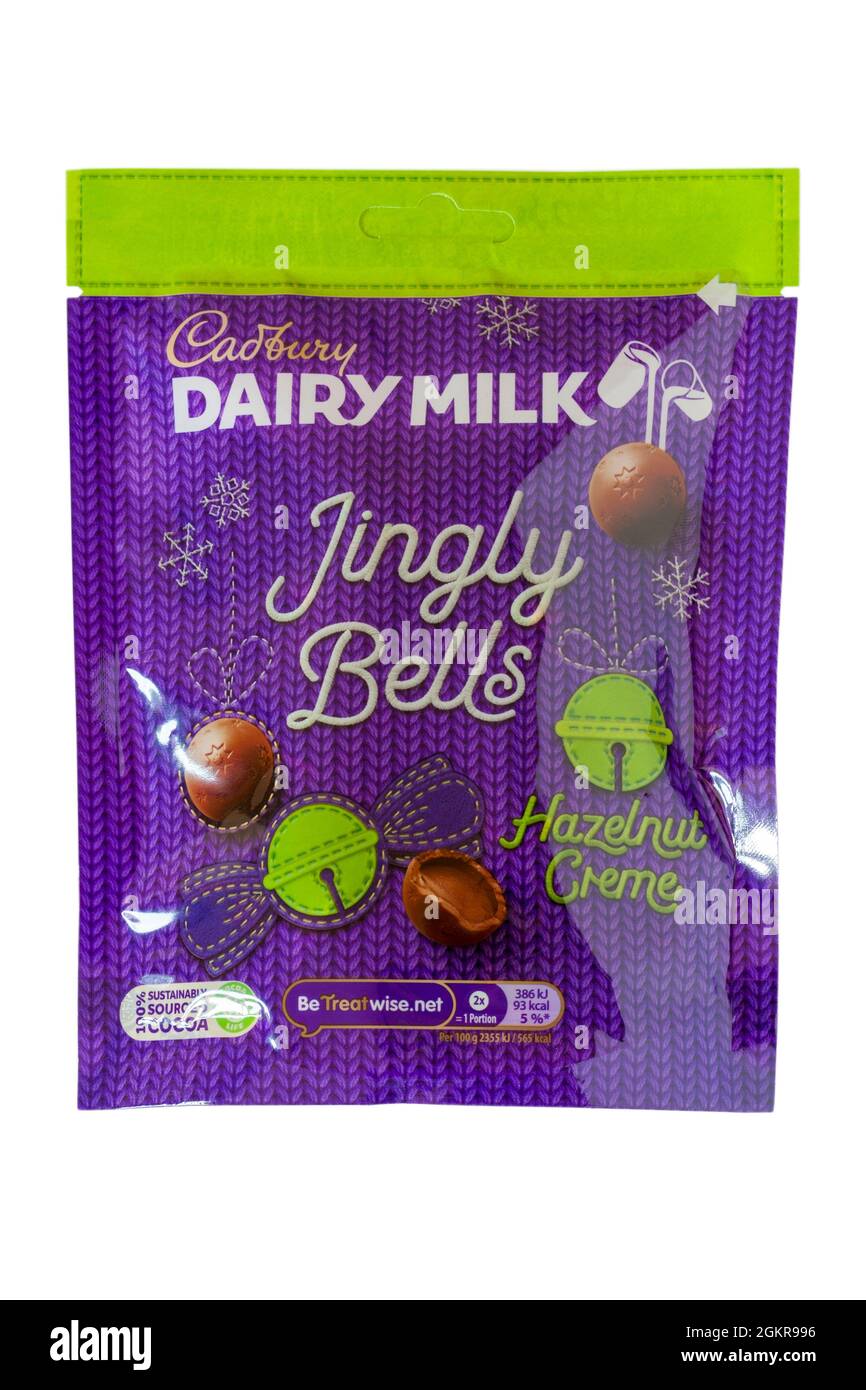 Pacchetto di Cadbury latte caseario Jingly Bells crema di nocciola cioccolatini pronti per Natale isolato su sfondo bianco Foto Stock