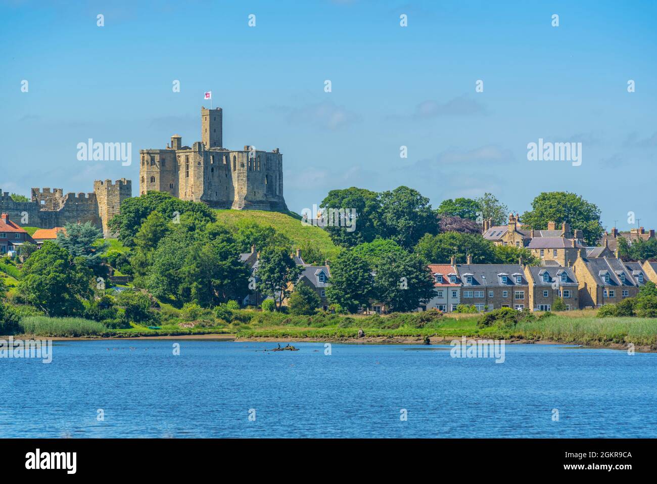 Vista del castello di Warkworth e del fiume Coquet, Warkworth, Northumberland, Inghilterra, Regno Unito, Europa Foto Stock
