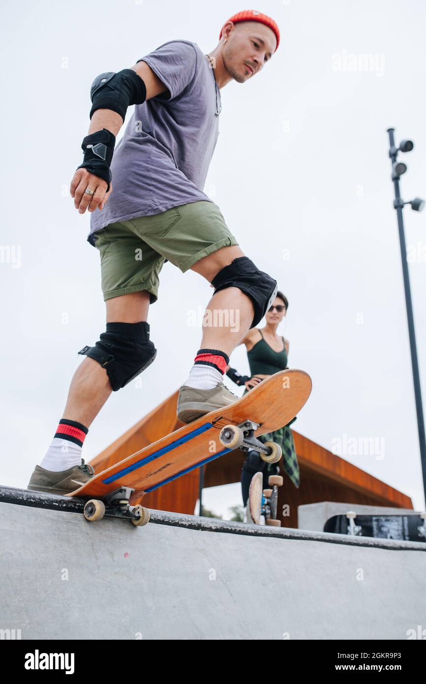 Skater maturo indeciso in un cappello da orologio in piedi sul bordo dello  skateboard Foto stock - Alamy