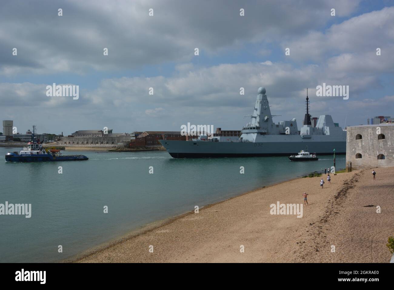 La nave da guerra HMS, che non è in mare dal 2017, è stata trainata dalla base navale di Portsmouth per un rifacimento del motore da milioni di sterline che viene eseguito a tutti i cacciatorpediniere tipo 45 della Royal Navy. Data foto: Mercoledì 15 settembre 2021. Foto Stock