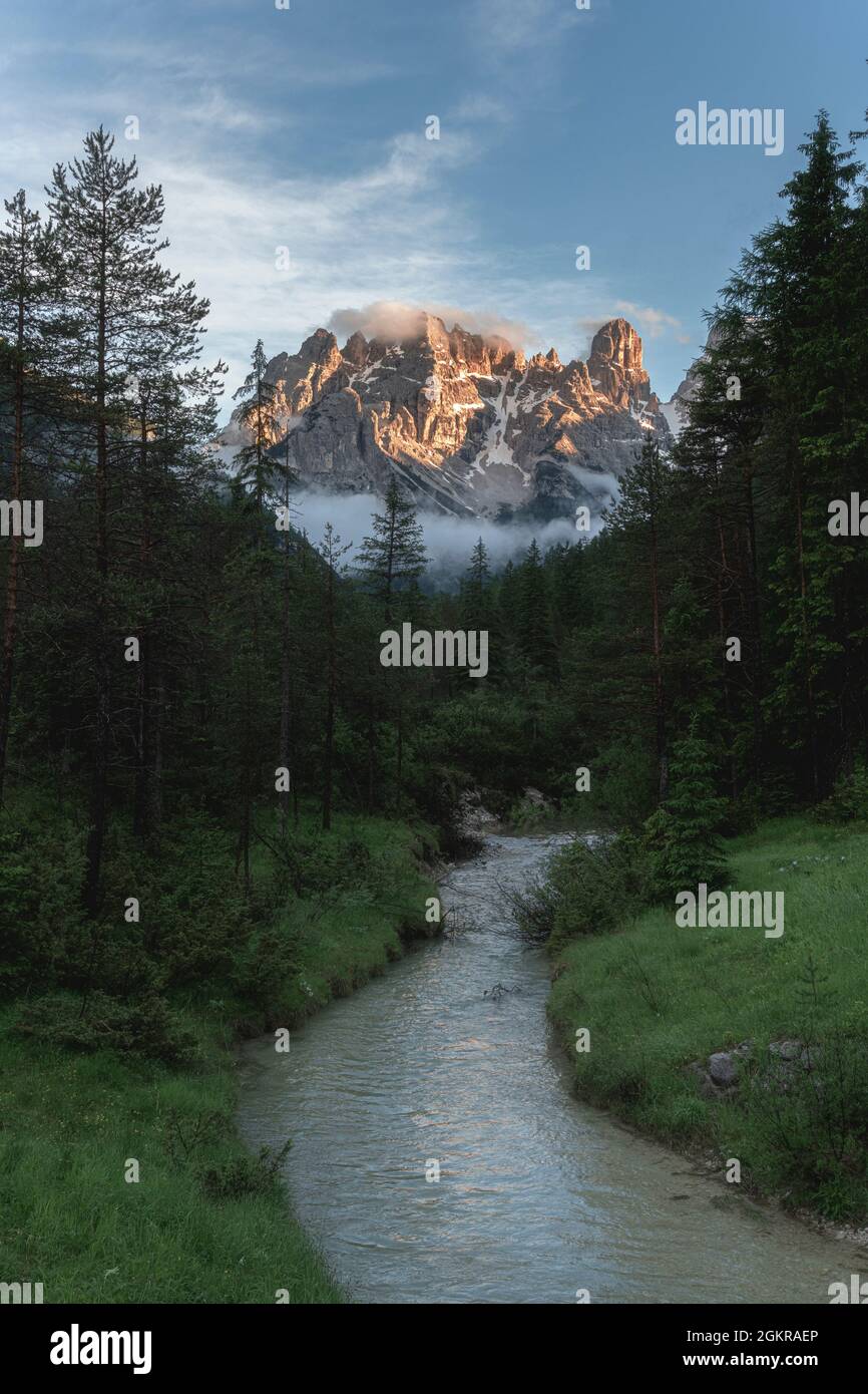 Fiume nella verde valle con Cristallo e Popena gruppo sullo sfondo al tramonto, Dolomiti, Alto Adige, Italia, Europa Foto Stock