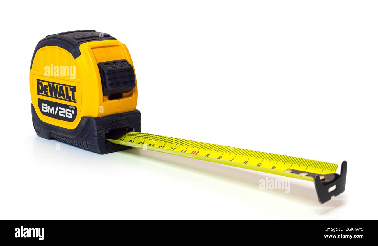 SWINDON, Regno Unito - 15 SETTEMBRE 2021: DeWalt Builders Tape Measure su sfondo bianco Foto Stock
