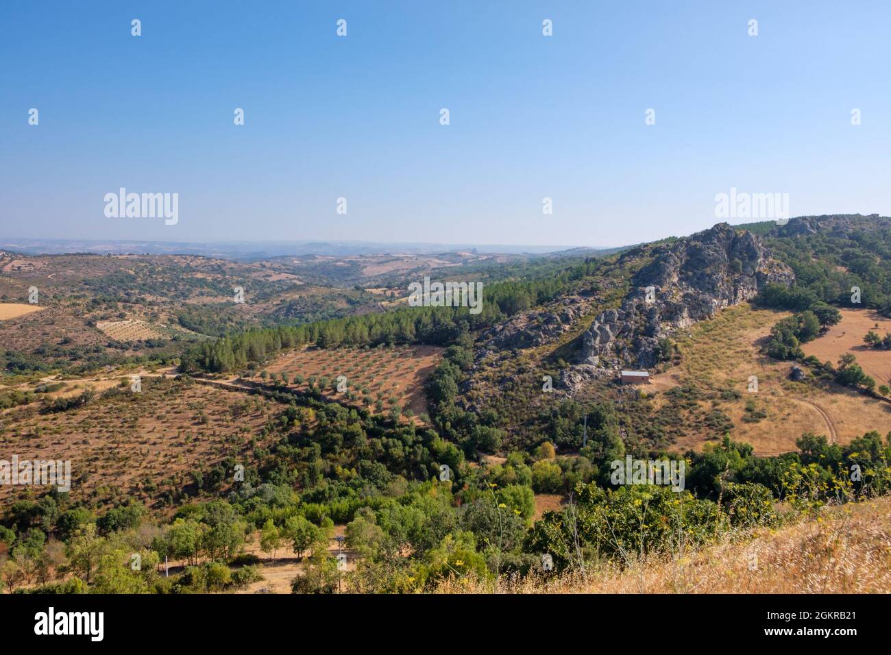 Mogadouro, Portogallo - 27 agosto 2021 : dintorni del castello di Roias, Distretto di Braganca, Portogallo Foto Stock