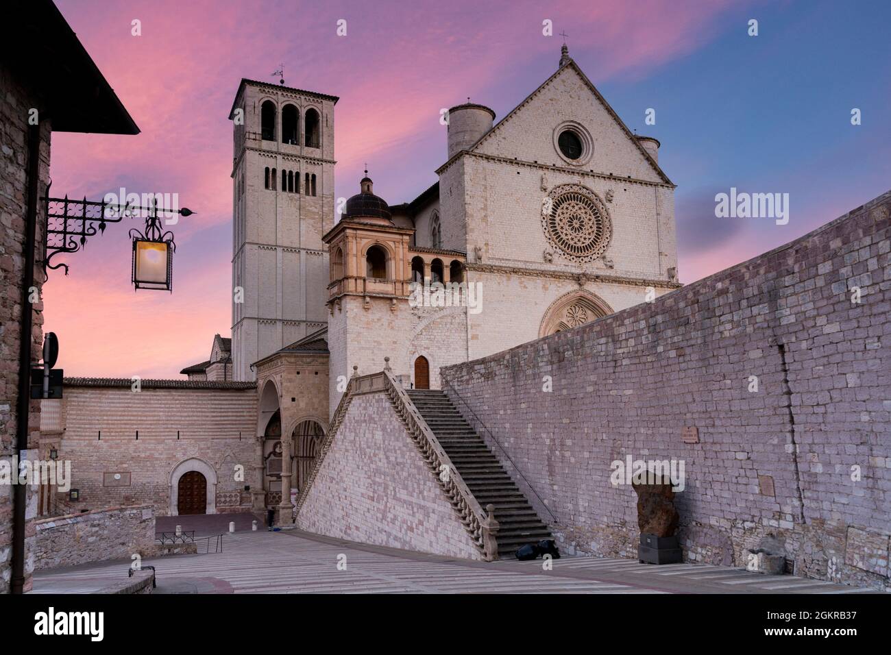 Centro storico di Assisi e Basilica di San Francesco, Patrimonio dell'Umanità dell'UNESCO, all'alba, Assisi, provincia di Perugia, Umbria, Italia, Europa Foto Stock