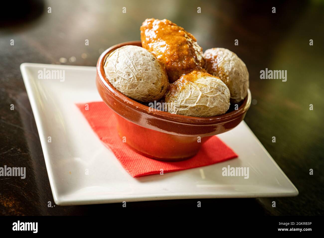 Patate tipiche rugose con salsa piccante in una ciotola (Papas Arrugadas con Mojo Picon, Fuerteventura, Isole Canarie, Spagna, Europa Foto Stock