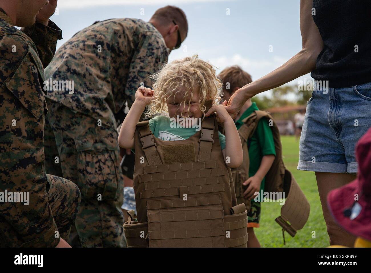 Un bambino sorride indossando una giacca in flak durante un evento della giornata della comunità a Nhulunbuy, NT, Australia, 18 giugno 2021. I Marines degli Stati Uniti che partecipano all'esercitazione Darrandarra hanno mostrato un MV-22B Osprey, ha fornito la frutta fresca ed ha interagito con la Comunità locale. Gli impegni della comunità del corpo Marino degli Stati Uniti nel territorio del Nord e in tutto il paese aggiungono profondità al nostro rapporto con l'Australia ed evidenziano i valori condivisi tra le nostre nazioni. Foto Stock
