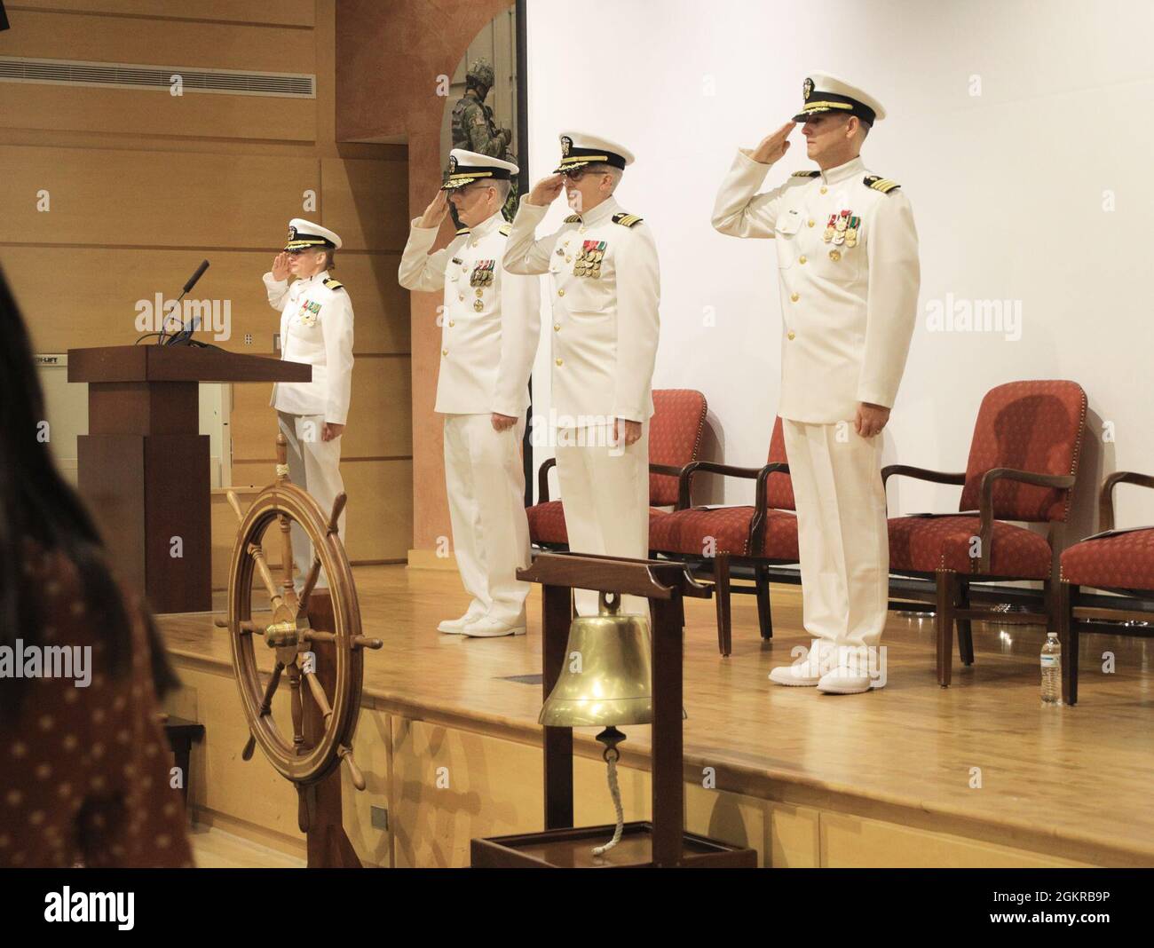 ADM posteriore. Tim Weber (secondo da sinistra), comandante, Naval Medical Forces Pacific, Capt. Abigail Yablonsky (sinistra), funzionario esecutivo del Naval Medical Research Center (NMRC), Capt. Adam Armstrong (secondo da destra), comandante, NMRC, e Capt. William Deniston (destra), salutano i colori mentre l'inno nazionale è plaid durante il cambio di comando di NMRC, 18 giugno. Weber presiedeva la cerimonia, durante la quale Armstrong volse il timone a Deniston. NMRC è il principale laboratorio di ricerca medica per il Bureau of Medicine and Surgery della Marina degli Stati Uniti e dispone di sette laboratori subordinati che conducono la ricerca Foto Stock