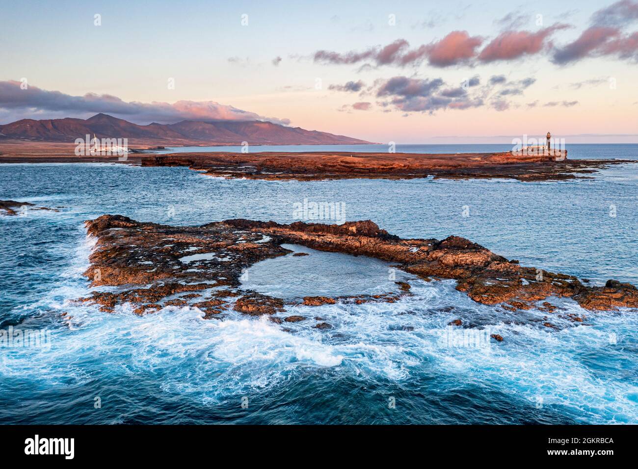 Onde che si infrangono nel mare mosso del faro di Punta Jandia (Faro de la Lola, Fuerteventura, Isole Canarie, Spagna, Atlantico, Europa Foto Stock
