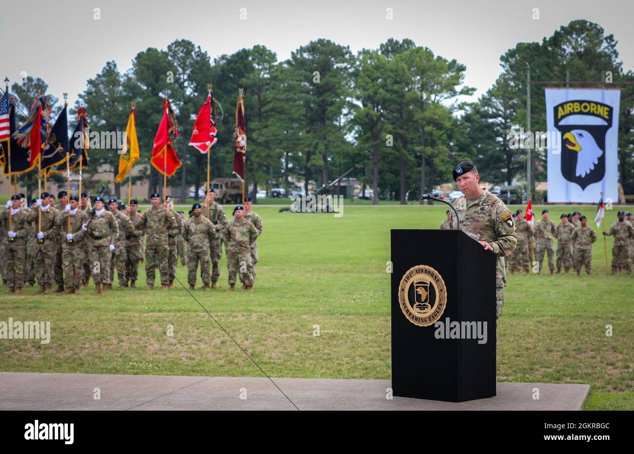 Il Colon Brandon Teague, comandante uscente della terza squadra di combattimento Brigata, 101st divisione Airborne (Air Assault), parla alla formazione per l'ultima volta durante una cerimonia di cambio di comando a Fort Campbell, KY 18 giugno 2021. Teague trasferì il comando al col. Mark Federovich, il comandante entrante. Foto Stock