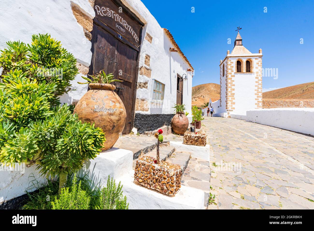 Turisti nei vicoli vicino alla chiesa di Santa Maria nel vecchio villaggio di Betancuria, Fuerteventura, Isole Canarie, Spagna, Atlantico, Europa Foto Stock