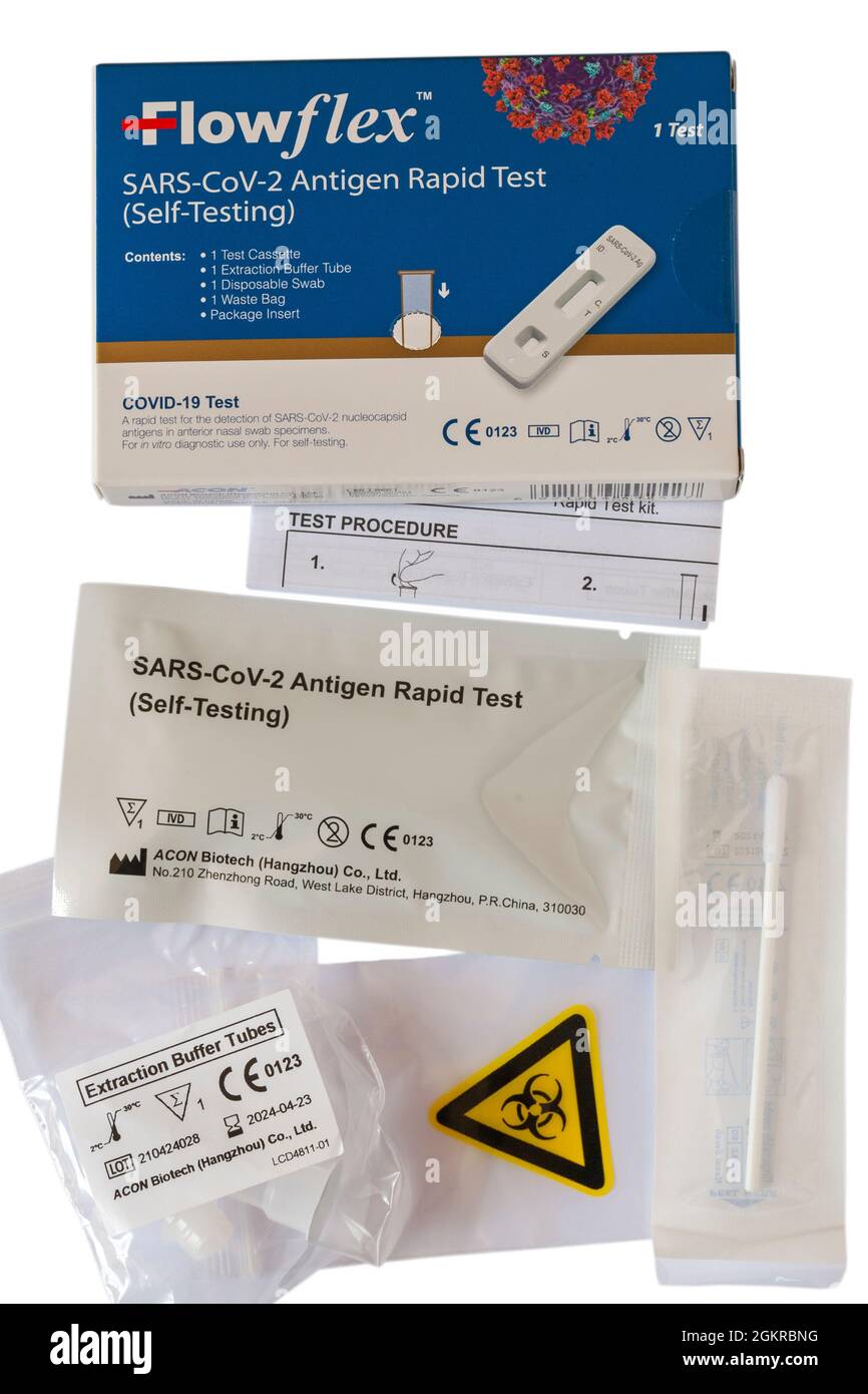 Flowflex SARS-CoV-2 Antigen Rapid test test autotest kit di test Covid-19 isolato su sfondo bianco - test antigenico rapido COVID-19 per uso domestico Foto Stock