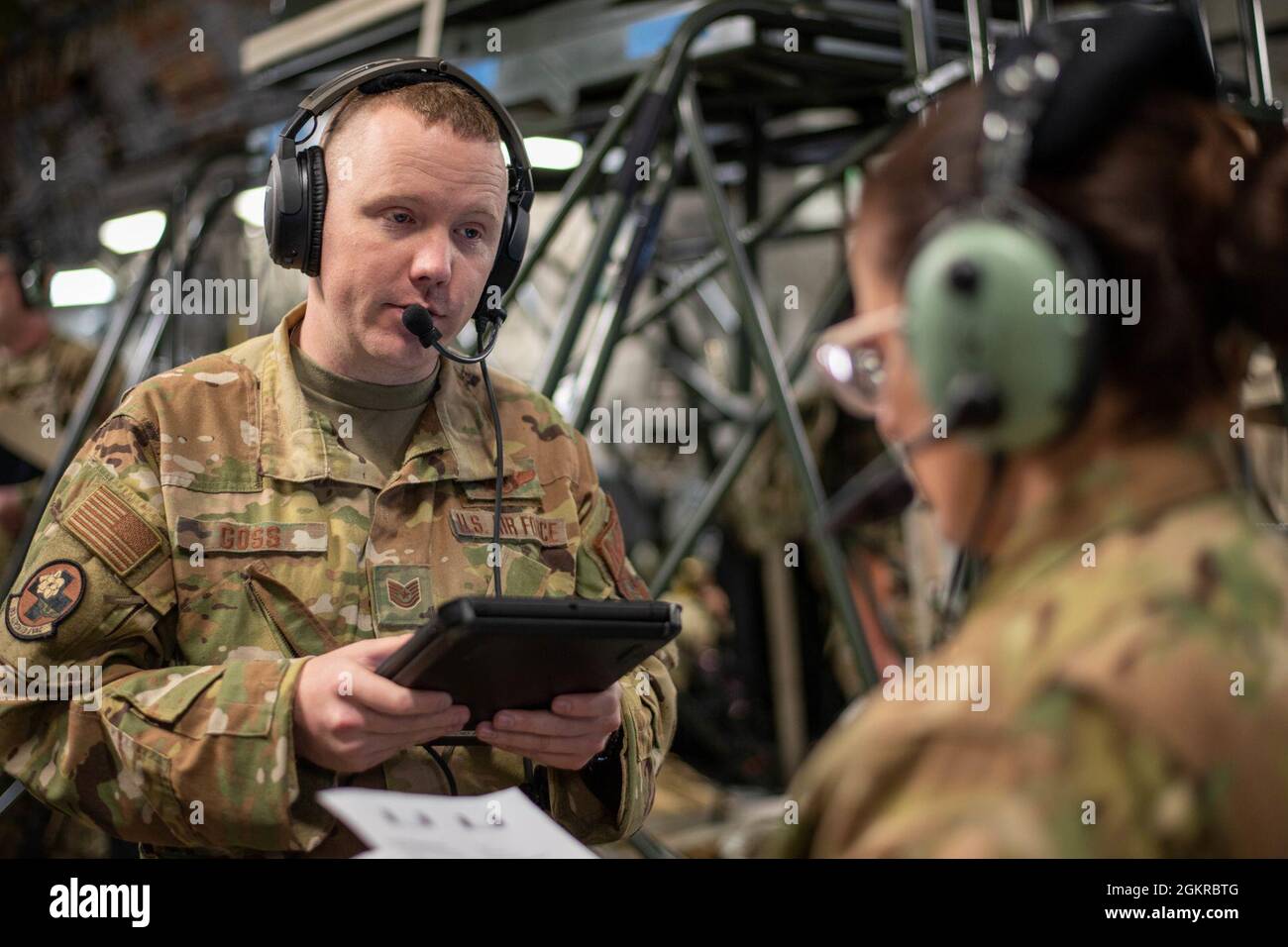 Sgt. Tecnico Mark Goss, un tecnico di evacuazione aeromedica con il 183° Squadrone di evacuazione Aeromedica, parla con un membro dell'equipaggio durante un'esercitazione medica a bordo di un C-17 Globemaster III 18 giugno 2021. Lo scenario di addestramento a bordo era una delle missioni di cura simulate multiple completate durante l'addestramento annuale per il 183a AES ed altri membri della 172a Ala dell'Airlift a Porto Rico. Gli scenari formativi, che coinvolgono gli equipaggi dell'aeromedical e il personale di supporto a terra del 183° secolo, aiutano a garantire che gli Airmen siano preparati per eventi reali. Squadroni di evacuazione Aeromedical Foto Stock