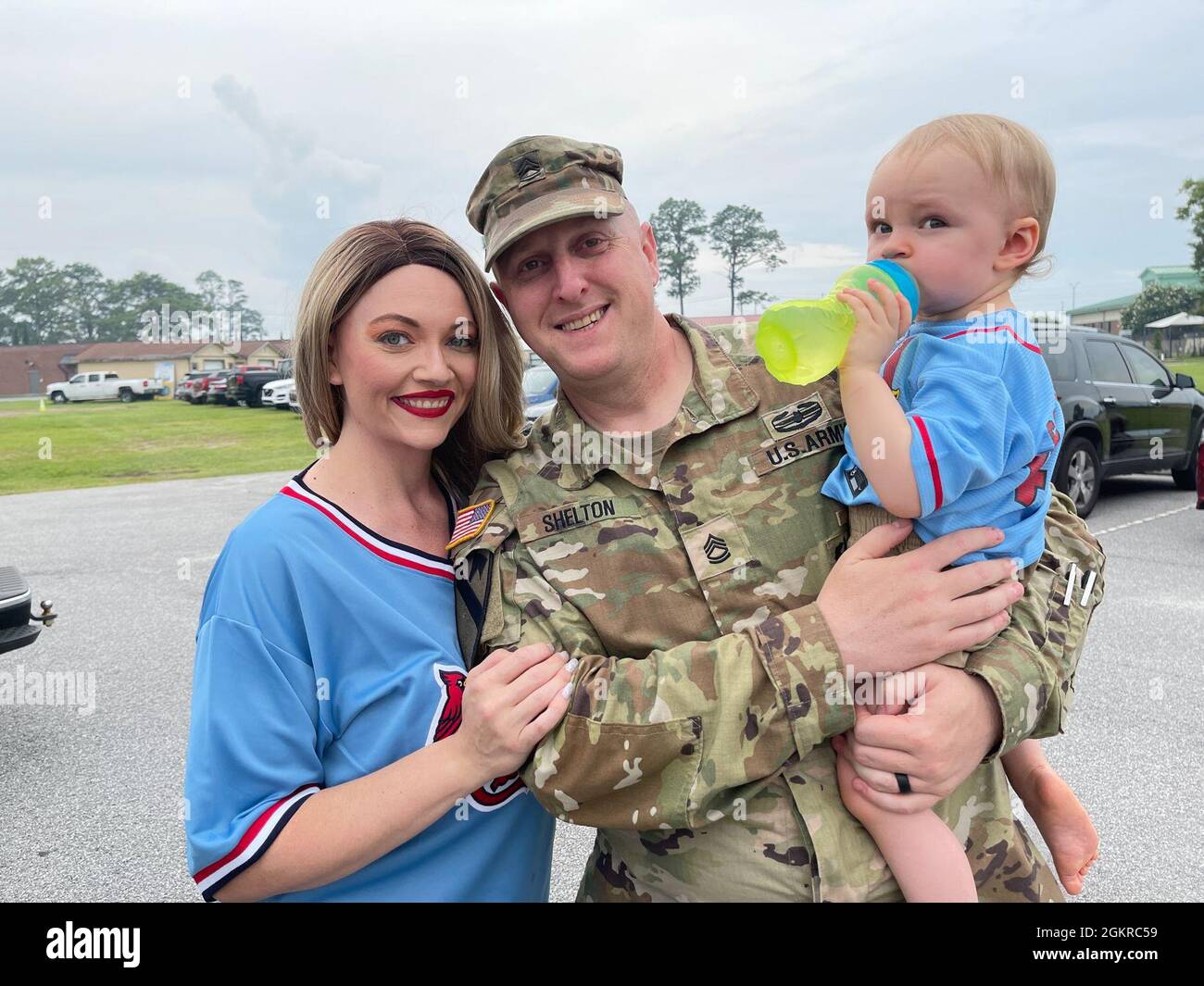 SGT. Prima classe Kenny Shelton, un soldato assegnato alla prima squadra di combattimento delle Brigate Armored, terza divisione di fanteria, si riunisce con la sua famiglia durante una cerimonia di ridistribuzione a Fort Stewart, Georgia, 19 giugno 2021. Raider Brigade è stato il primo BCT dell'Esercito a riprendere importanti eventi di formazione, completare i preparativi per l'implementazione e dispiegarsi in un ambiente COVID19. Le procedure operative standard sviluppate durante questo periodo sono state adottate in tutto l'esercito per mantenere la prontezza della missione e gli impegni globali di fronte alla pandemia. Foto Stock