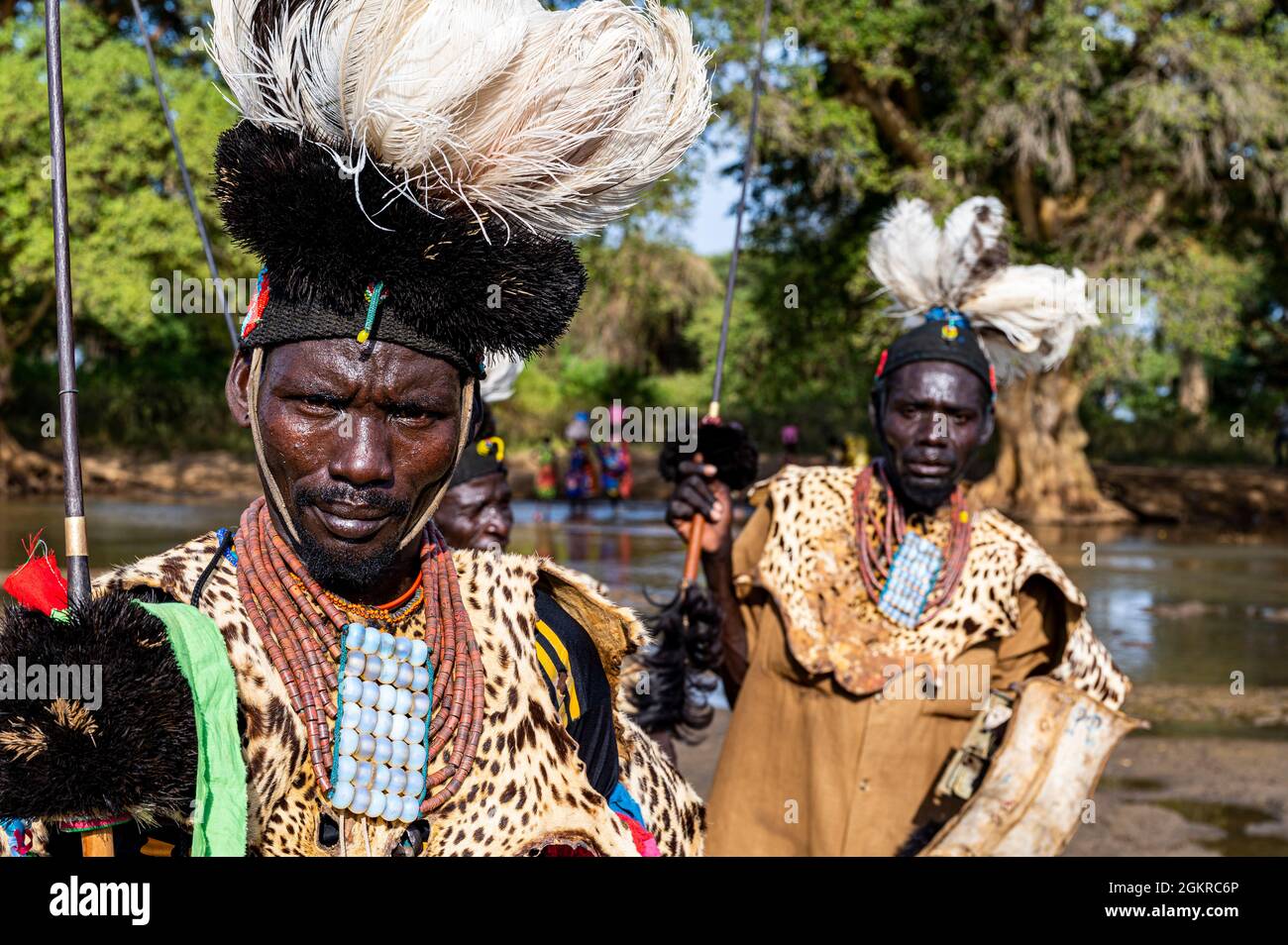 Uomini della tribù Toposa che posano nei loro costumi guerrieri tradizionali, Equatoria Orientale, Sudan del Sud, Africa Foto Stock