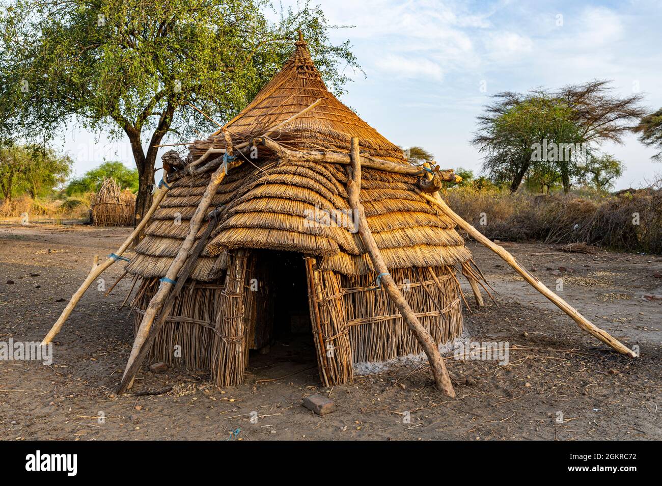 Capanna tradizionale della tribù Toposa, Equatoria orientale, Sudan del Sud, Africa Foto Stock