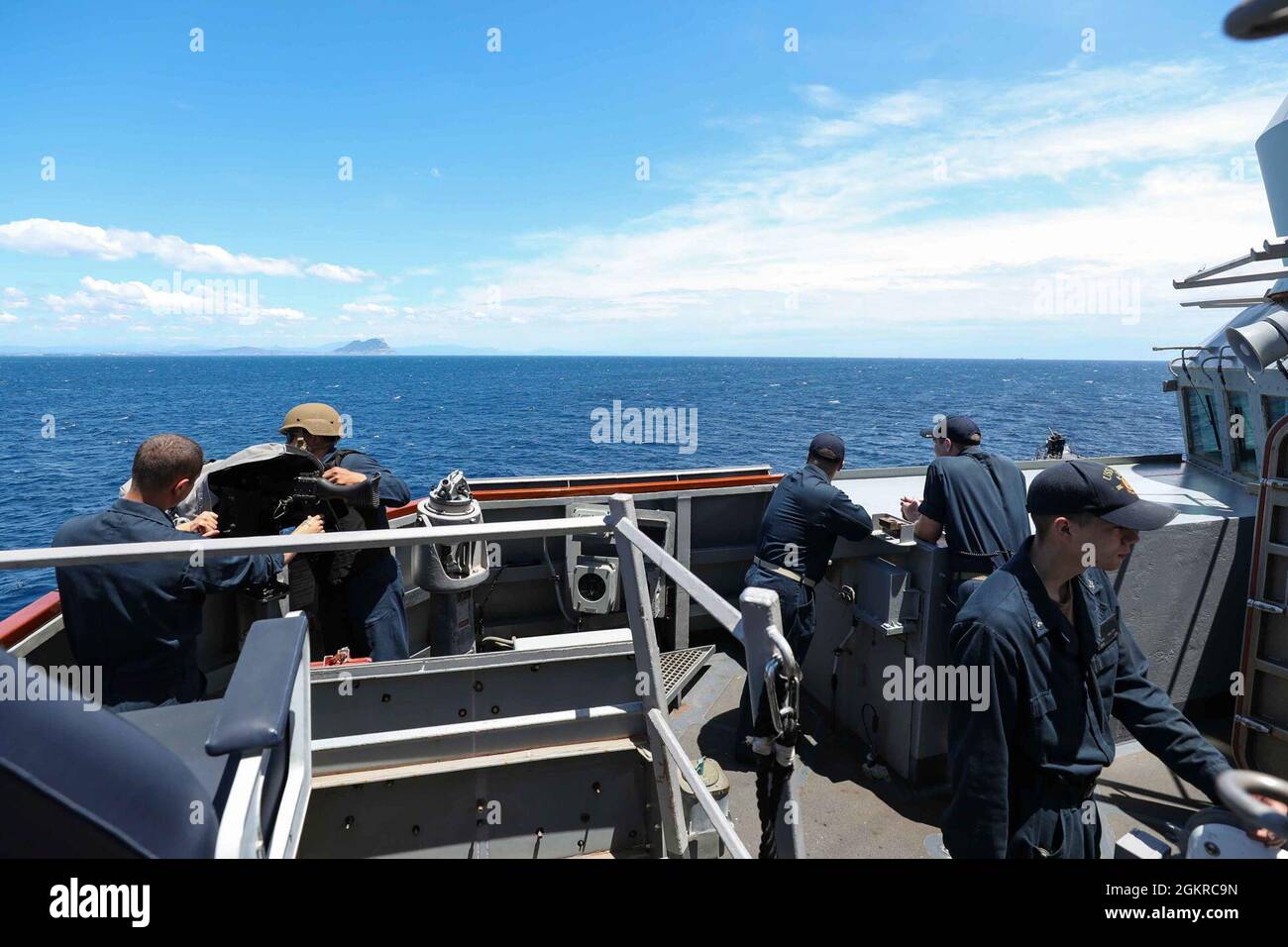 STRETTO DI GIBILTERRA (19 giugno 2021) il cacciatorpediniere missilistico guidato di classe Arleigh Burke USS Ross (DDG 71) transita nello stretto di Gibilterra, 19 giugno 2021. Ross, schierato in avanti a Rota, Spagna, è in pattuglia nella Sesta flotta degli Stati Uniti di operazioni a sostegno di alleati e partner regionali e gli interessi di sicurezza nazionale degli Stati Uniti in Europa e Africa. Foto Stock