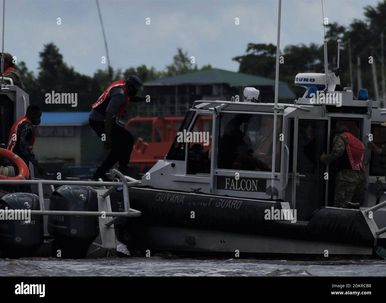 210619-N-DA827-008 GEORGETOWN, Guyana (19 giugno 2021) i membri della Guardia Costiera degli Stati Uniti e del 7° Gruppo delle forze speciali degli Stati Uniti lavorano con i membri della Guyana Defense Force Coast Guard, La Guardia Costiera del Belize e la Guardia Costiera Giamaicana mentre corrono manovre di presa e imbarco nel fiume Demerara durante Tradewinds, 19 giugno 2021. Tradewinds 2021 è un esercizio incentrato sulla sicurezza dei Caraibi sponsorizzato dal comando del Sud degli Stati Uniti nei domini terra, aria, mare e cyber, che collabora con le nazioni partner per condurre una formazione congiunta, combinata e interagenzia, focalizzata sull'aumento della cooperazione regionale e della stabilità Foto Stock