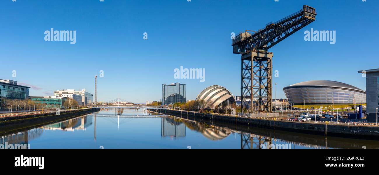 Finnieston Crane, SSE Hydro e Armadillo Reflection, River Clyde, Glasgow, Scozia, Regno Unito, Europa Foto Stock