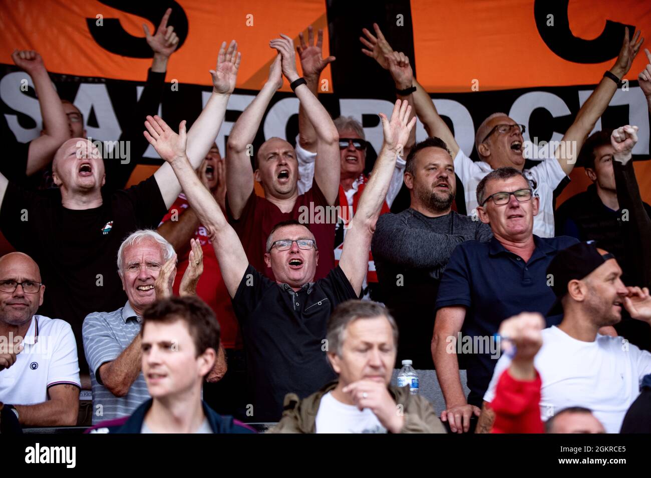 I fan di Salford festeggiano durante la vittoria del 1-0. Salford City FC 1-0 Bradford City FC. 11/09/21. Foto Stock