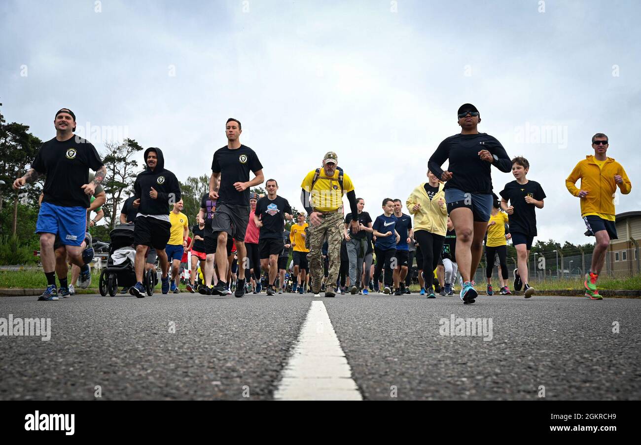 48th Fighter Wing membri della comunità iniziano un 4.93k Memorial Run presso Royal Air Force Lakenheath, Inghilterra, 19 giugno 2021. La corsa si è tenuta per commemorare il primo anniversario del 4 mishap scelto dove .S. Kenneth Allen fu ucciso dopo che il suo aereo si schiantò nel mare del nord durante una missione di addestramento. Foto Stock