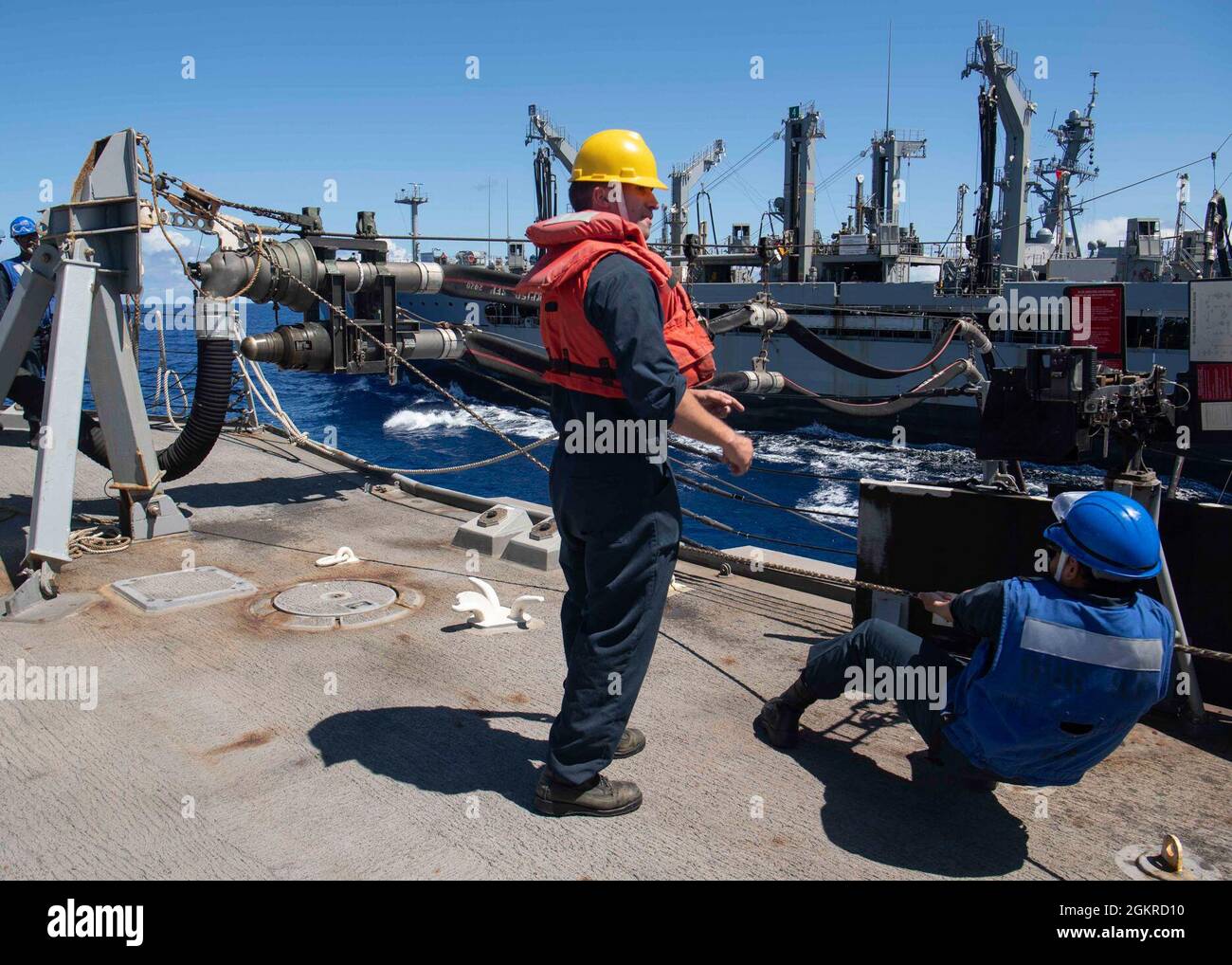 210619-N-CZ893-1308 OCEANO PACIFICO (19 giugno 2021) Seaman Apprentice Eduardo Gerardo, a destra, nativo di Dallas, ha pesato una linea a bordo della cacciatorpediniera missilistica guidata di classe Arleigh Burke USS Howard (DDG 83) durante un rifornimento in mare con il riassortimento della flotta USNS Guadalupe (T-AO 200), 19 giugno 2021. Howard sta attualmente conducendo operazioni marittime di routine nella terza flotta statunitense. Foto Stock