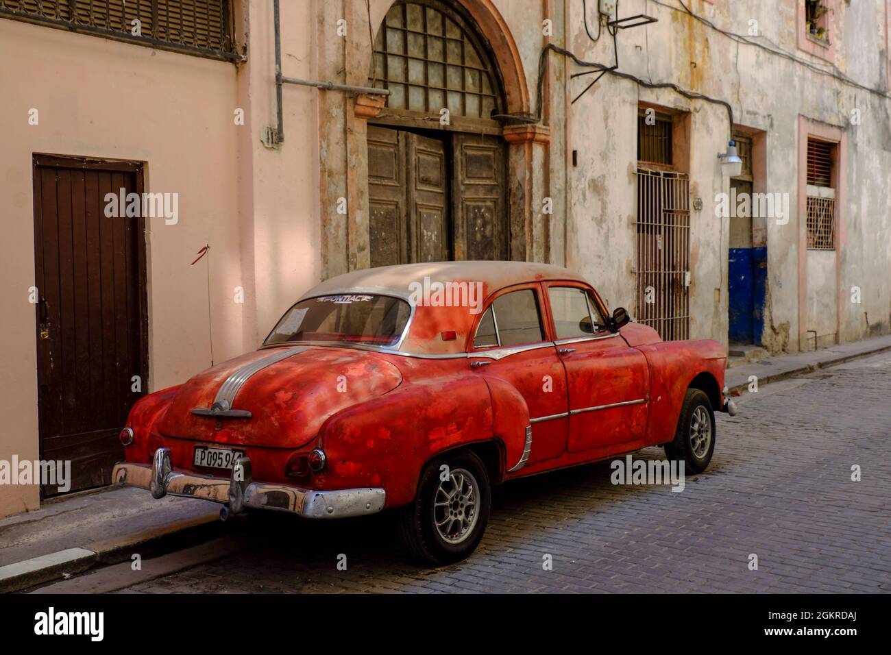 Auto d'epoca parcheggiata in strada, l'Avana, Cuba, le Indie Occidentali, l'America Centrale Foto Stock