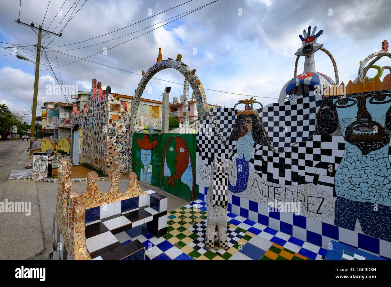 Mosaici sorprendenti formano il villaggio di Fusterlandia, l'Avana, Cuba, Indie Occidentali, America Centrale Foto Stock