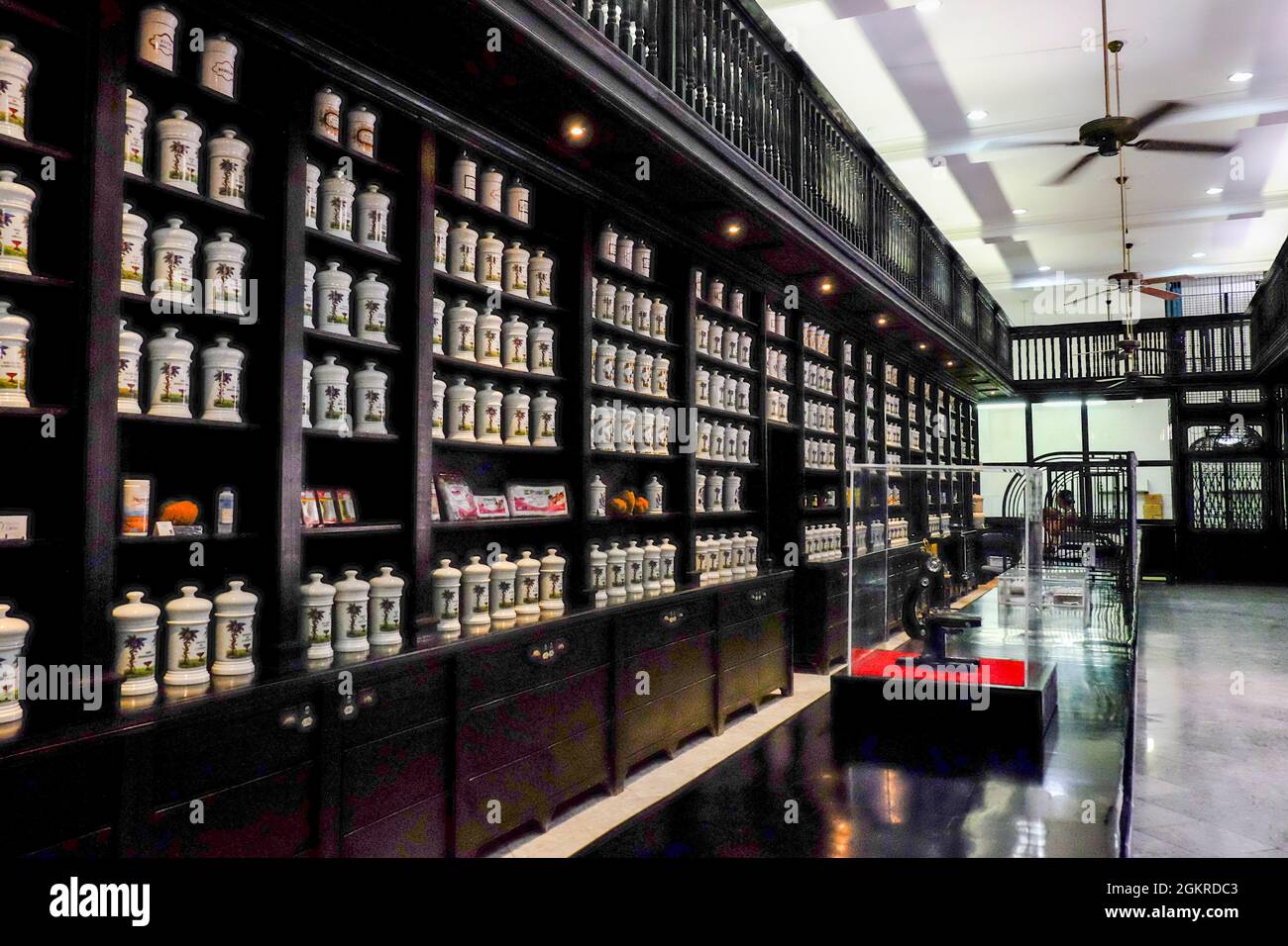 Vecchia farmacia che ora è un museo, l'Avana, Cuba, Indie Occidentali, America Centrale Foto Stock
