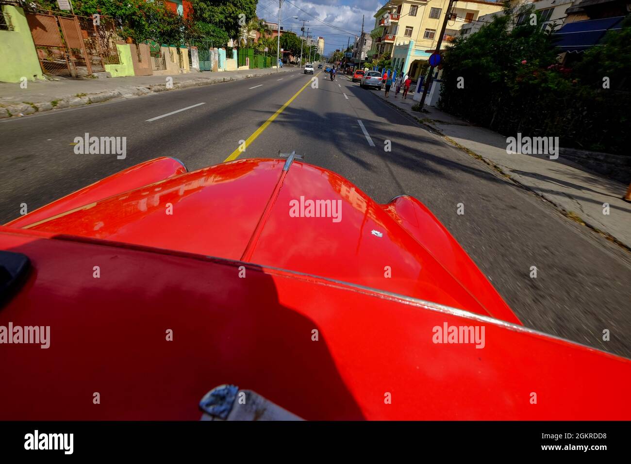 Il cofano di un'auto d'epoca che guida le strade di l'Avana, l'Avana, Cuba, le Indie Occidentali, l'America Centrale Foto Stock