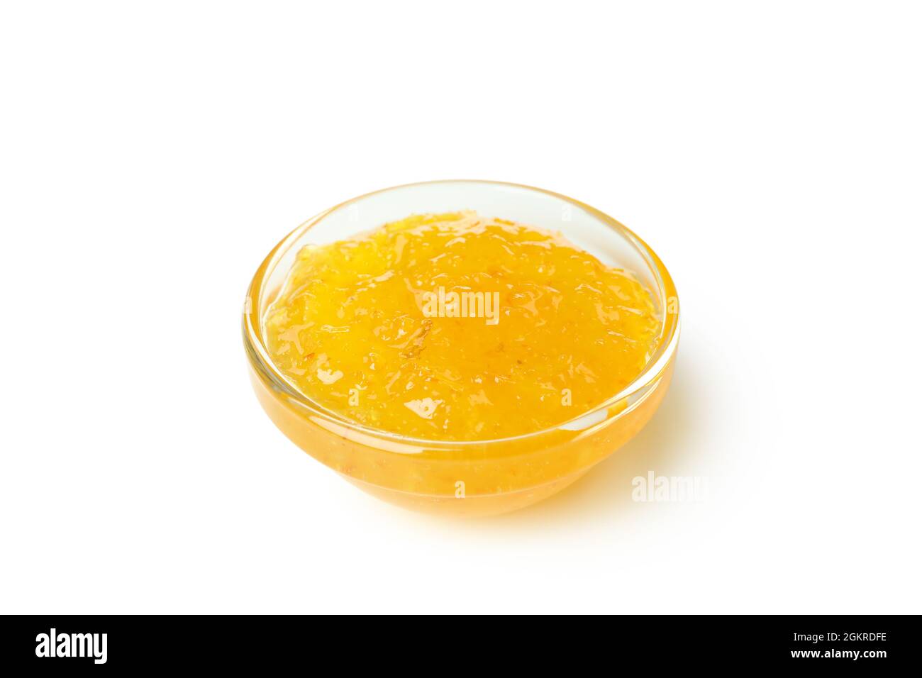 Ciotola di vetro di marmellata di mandarino isolato su sfondo bianco Foto Stock