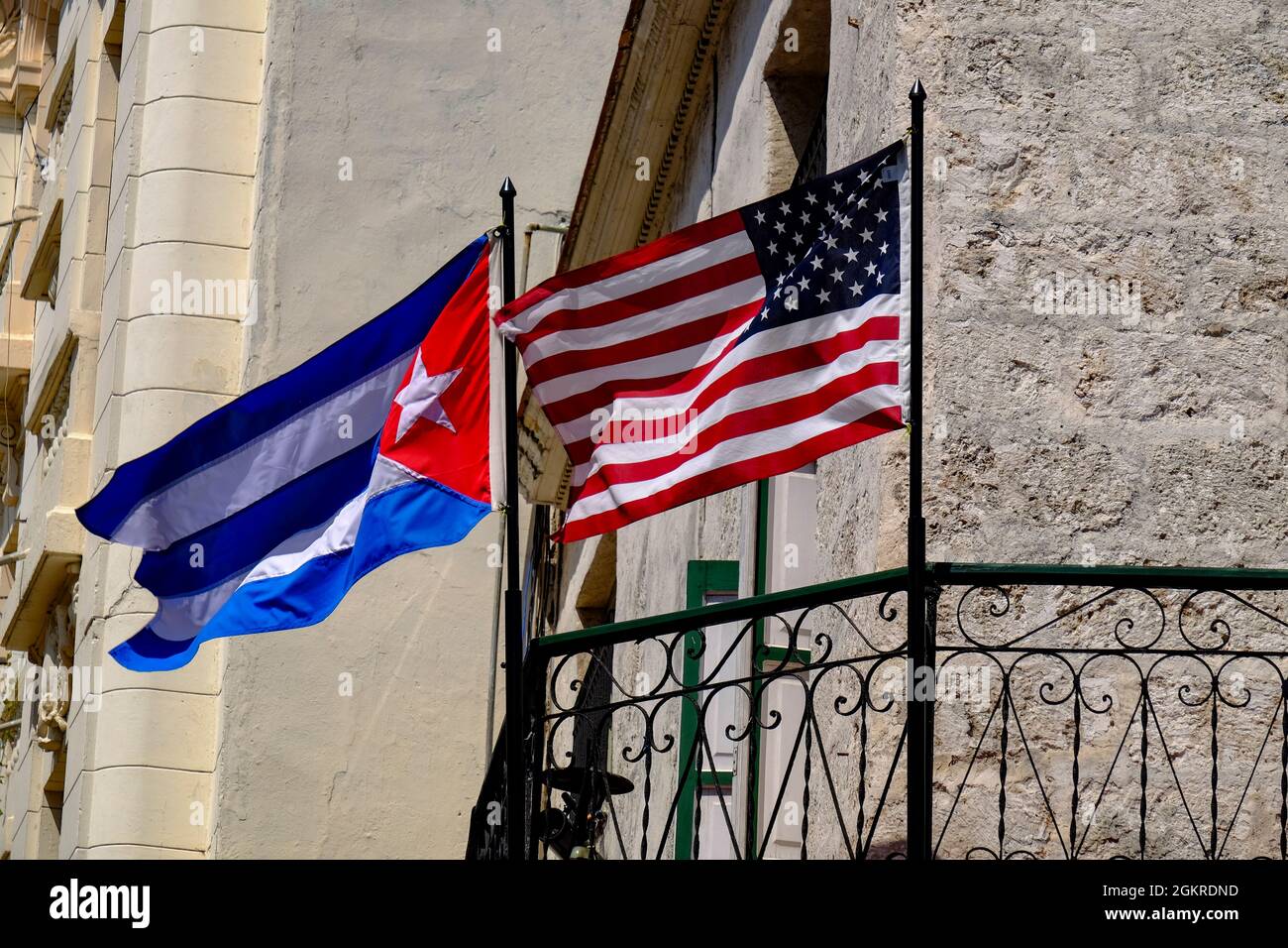 Bandiere cubane e americane che ondeggiano fianco a fianco, l'Avana Vecchia, Cuba, le Indie Occidentali, l'America Centrale Foto Stock