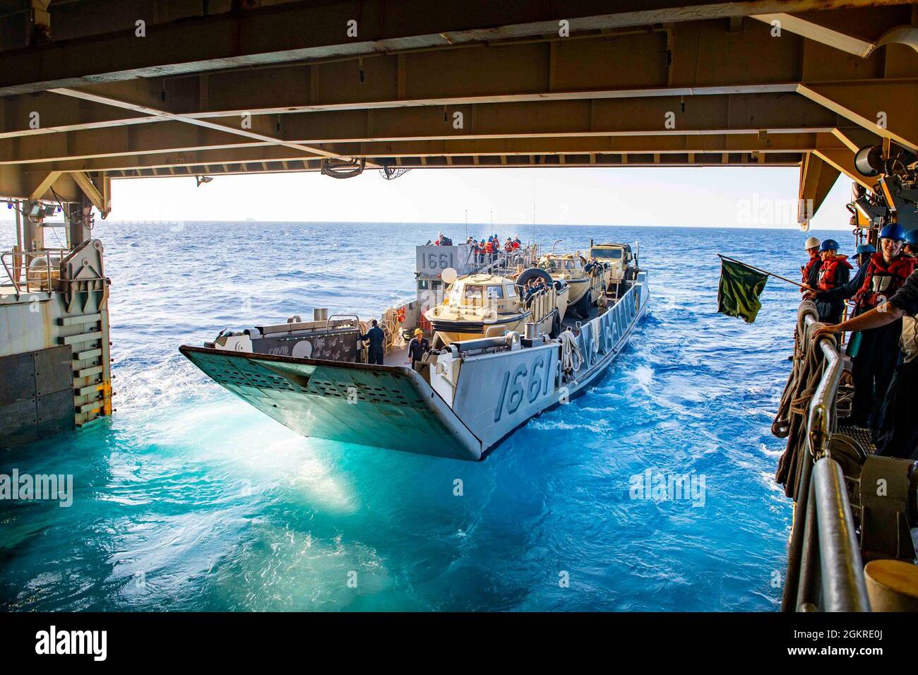 210621-N-NQ285-1013 RED SEA (20 giugno 2021) Landing Craft, Utility (LCU) 1661, collegato all'unità Artigianato Assault (ACU) 2, parte dal ponte portuale della nave di atterraggio Harpers Ferry, USS carter Hall (LSD 50), 21 giugno 2021. L'ACU 2 è distribuita con carter Hall nell'area della 5th Fleet degli Stati Uniti per supportare le operazioni navali al fine di garantire la stabilità e la sicurezza marittima nella regione centrale, collegando il Mediterraneo e il Pacifico attraverso l'Oceano Indiano occidentale e tre punti di arresto strategici. Foto Stock