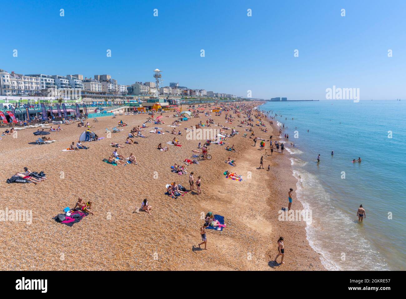 Vista sul lungomare di Brighton in una giornata di sole dal molo di Brighton Palace, Brighton, East Sussex, Inghilterra, Regno Unito, Europa Foto Stock