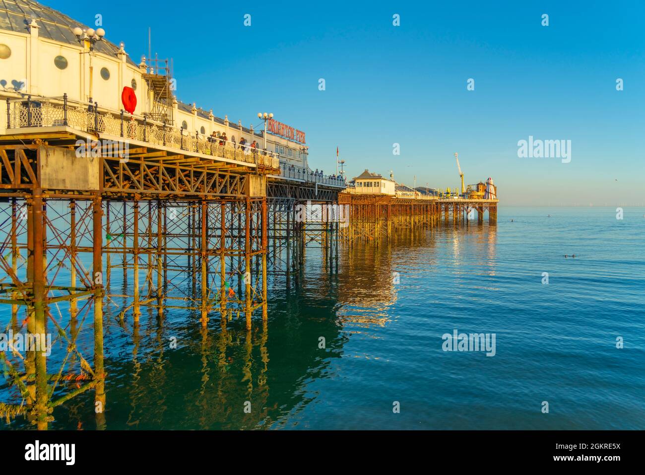 Vista del molo di Brighton Palace al sole del tardo pomeriggio, Brighton, East Sussex, Inghilterra, Regno Unito, Europa Foto Stock