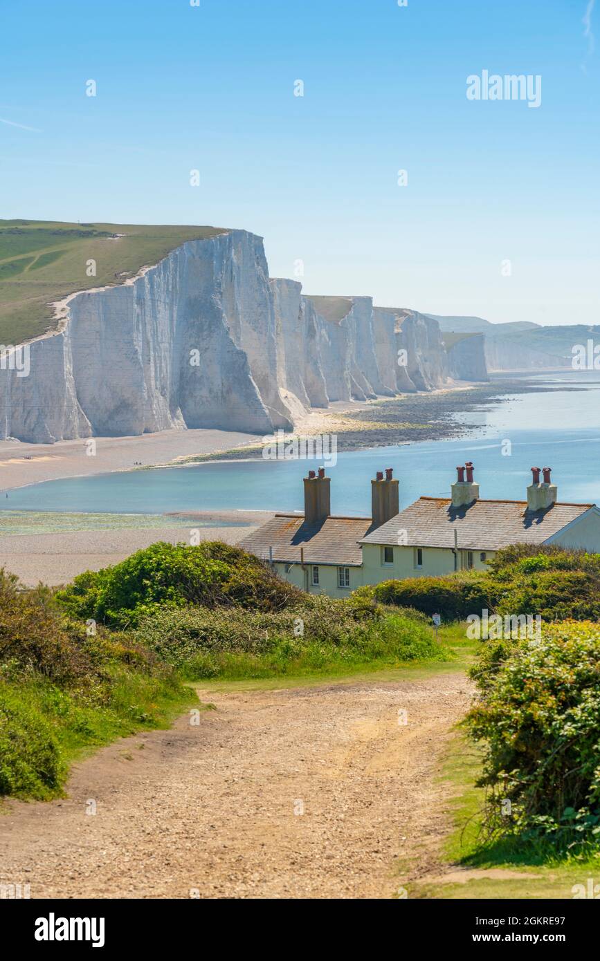 Vista delle sette sorelle Chalk Cliffs e Coastguard Cuckmere Haven, South Downs National Park, East Sussex, Inghilterra, Regno Unito, Europa Foto Stock