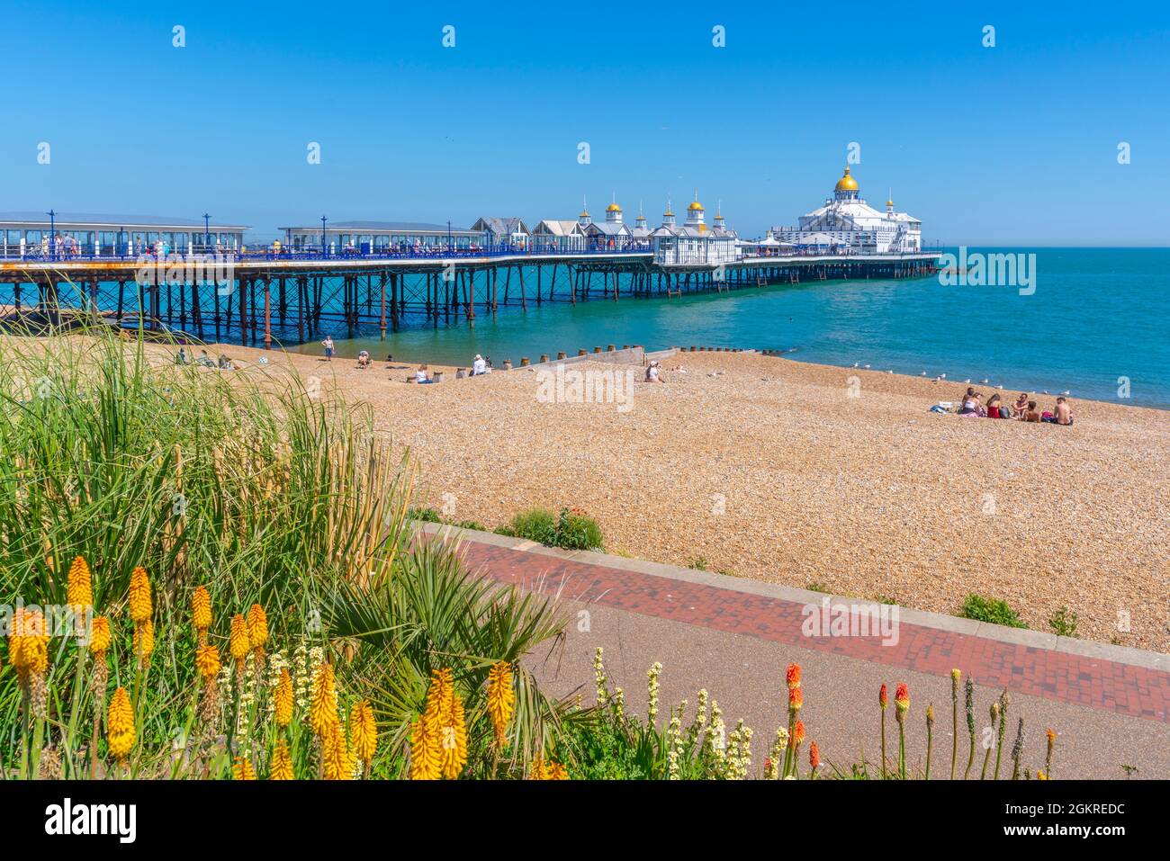 Vista di fiori, molo e spiaggia in estate, Eastbourne, East Sussex, Inghilterra, Regno Unito, Europa Foto Stock