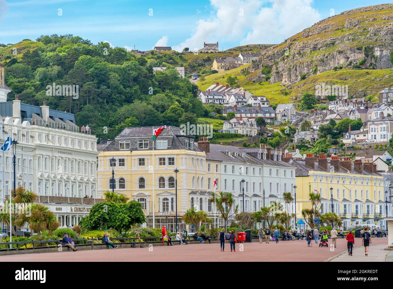 Vista di Llandudno e del Grande Orme sullo sfondo da Promenade, Llandudno, Contea di Conwy, Galles del Nord, Regno Unito, Europa Foto Stock