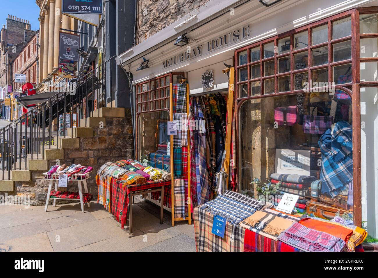 Vista del tradizionale negozio di tessuti tartan sul Golden Mile (Royal Mile, High Street, Edimburgo, Scozia, Regno Unito, Europa Foto Stock